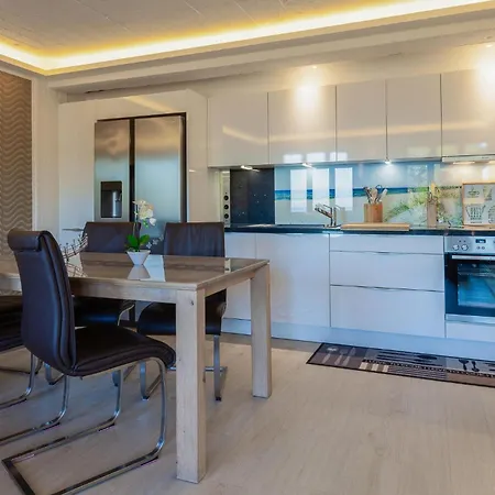 Eden Apartment *